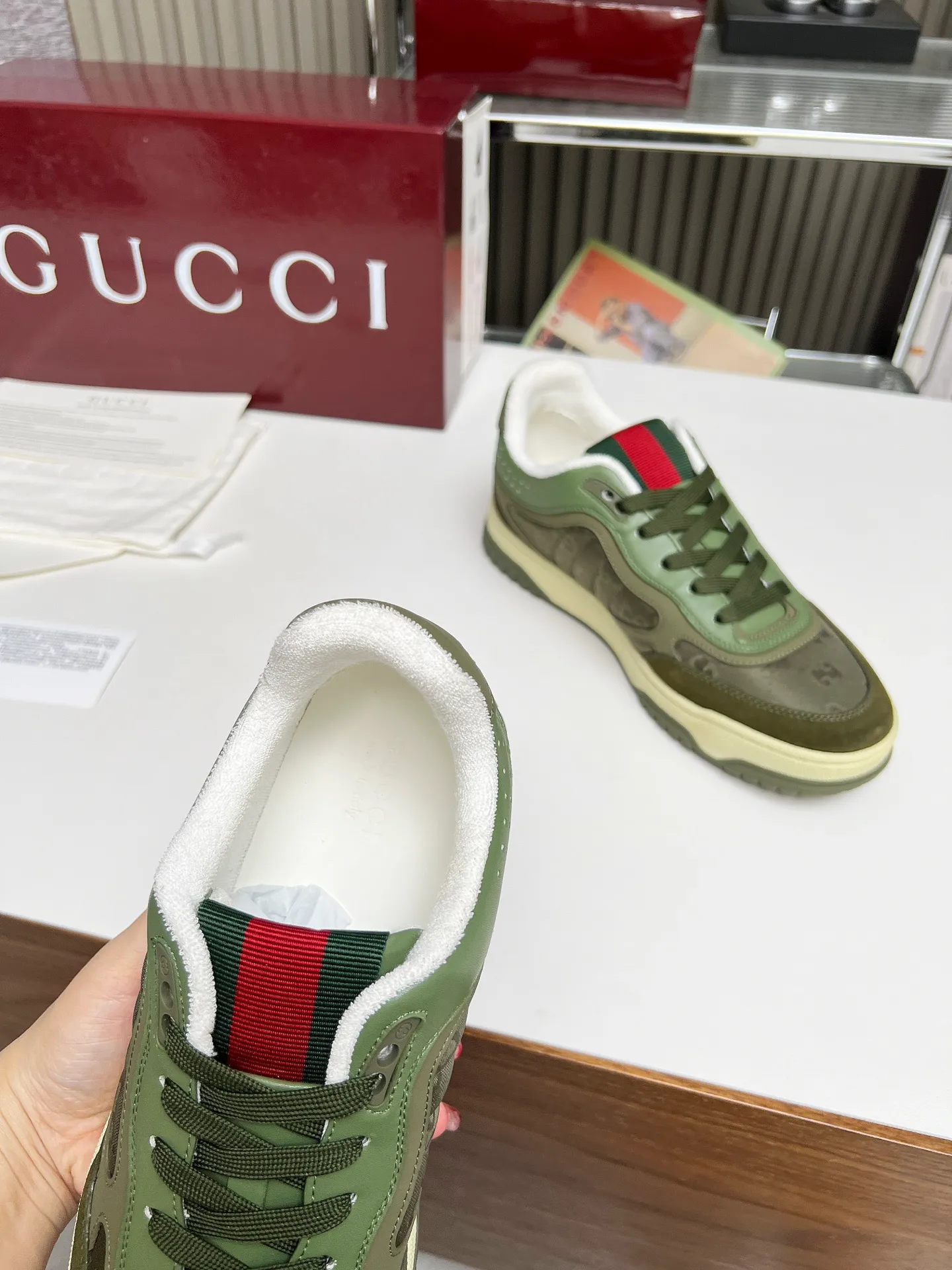 [G Home] P: 600💰 Couple size: Female 35-40. Male 39-44 (45 custom-made) 🆕2025.GUCC Gucci original order quality The latest popular high and low top aged couple sneakers series shipped original purchase development and production, this high and low top sneakers adopt a basketball-style silhouette design, cleverly integrated with hollow panels and distressed effects, showing unique ingenuity. The ingenuity incorporates brand logo details such as interlocking Double G styling accessories and Gucci lettering, a low-key tribute to the brand's design heritage. Exquisite packaging at the delivery counter 🛍📦 ▪️ Fabric: Original customized imported first-layer cowhide ▪️ Inner lining: Imported first-layer cowhide ▪️ Sole: Original molded two-color TPU sole ▪️ Sole thickness: 3cm